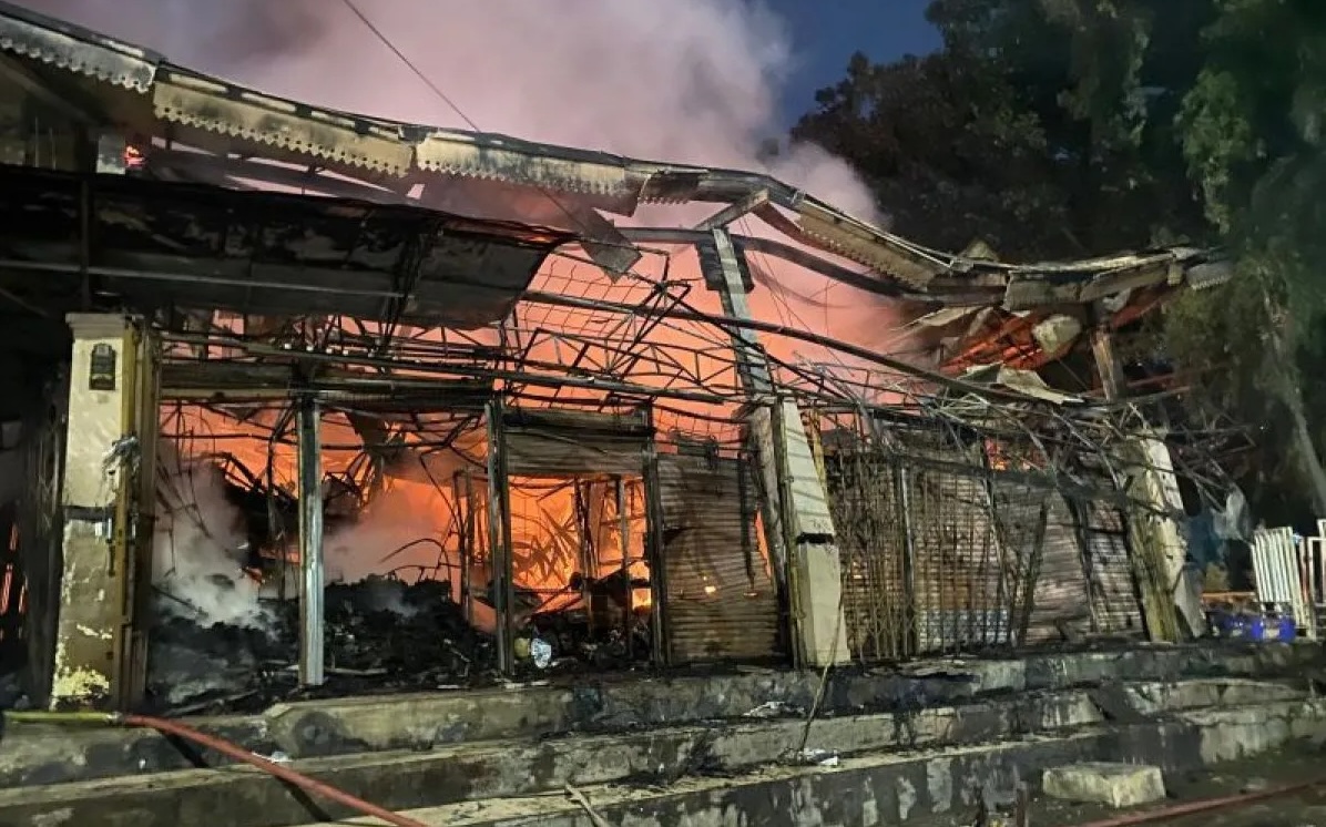 Kebakaran Hebat Landa Pasar Taman Puring, 500 Kios Hangus